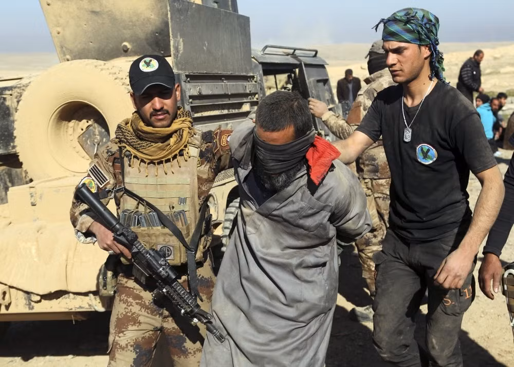 Lực lượng quân sự Iraq bắt giữ một phiến quân IS tại Mosul. (Ảnh: AP)