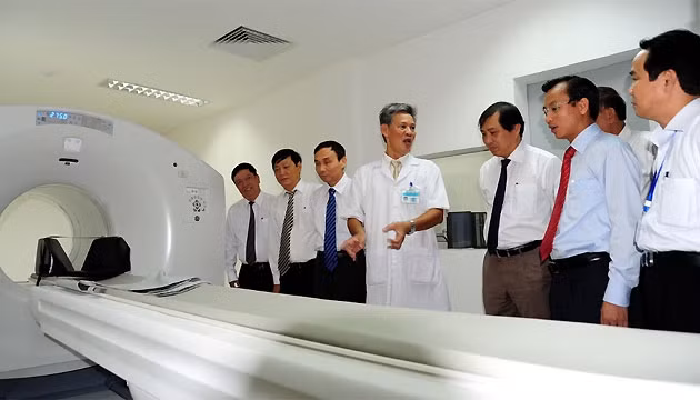 Các đại biểu tham quan phòng chụp PET-CT tại Trung tâm.