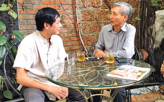 Nhà văn Thái Bá Lợi (phải) trò chuyện với nhà thơ Hữu Việt. Ảnh: VIỆT KHÔI