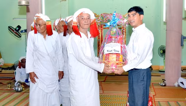 Đồng chí Dương Văn An, Phó Bí thư Tỉnh ủy Bình Thuận tặng quà cho sư cả Lư Thanh tại chùa Bình Minh, xã Phan Hòa, huyện Bắc Bình.