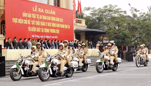 Lễ ra quân bảo đảm trật tự, an toàn giao thông năm 2015 tại Hải Phòng. Ảnh: HOÀNG PHƯỚC