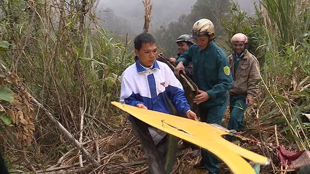 Anh A Chải (người ngoài cùng bên trái) và các thành viên Đội cứu hộ trong một lần cứu hộ trên đèo Lò Xo.
