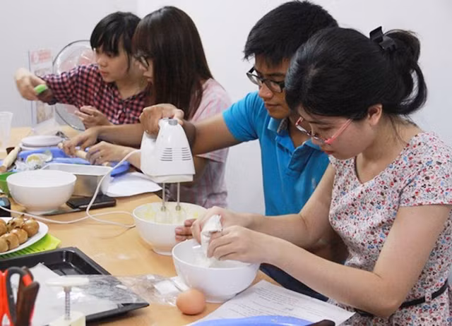 Để tránh mua phải bánh kém chất lượng, nhiều bạn trẻ học cách tự làm bánh trung thu. Ảnh: NGỌC LAN