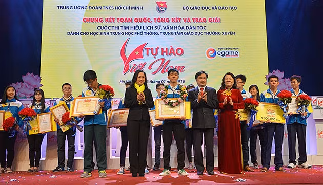 Thí sinh Huỳnh Thanh Thân (giữa) nhận các giải thưởng từ Ban tổ chức.