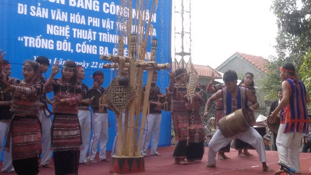 Bà con đồng bào dân tộc thiểu số Ba Na vui nhộn trong ngày đón nhận Bằng Di sản văn hóa phi vật thể quốc gia “Trống đôi, cồng ba, chiêng năm”.