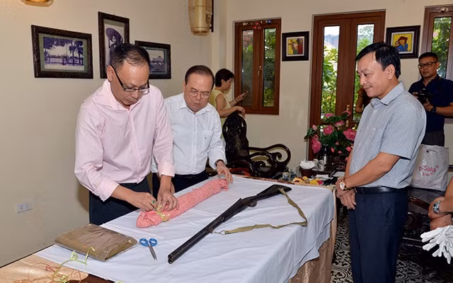 TS Vũ Mạnh Hà, Giám đốc Bảo tàng Hồ Chí Minh (ngoài cùng bên phải) tiếp nhận hai hiện vật quý (thanh gươm và chiếc áo trấn thủ) từ gia đình ông Vương Quỳnh Xuân, cháu nội ông Vương Chí Sình, tháng 8-2