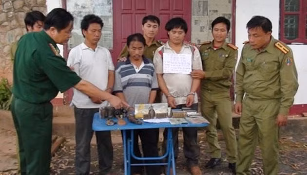 Các đối tượng cùng tang vật được giao cho Công an Lào tiếp tục mở rộng điều tra. (Ảnh: giaoduc.net.vn)