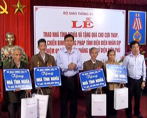 Bộ GTVT tặng nhà tình nghĩa và quà cho cựu TNXP và cựu chiến sĩ Điện Biên