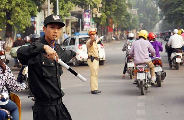 Các lực lượng chức năng điều hành giao thông trong giờ cao điểm. Ảnh: Duy Linh