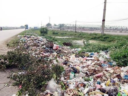Rác thải ở rìa quốc lộ 10, gần khu công nghiệp Gia Lễ (huyện Ðông Hưng).