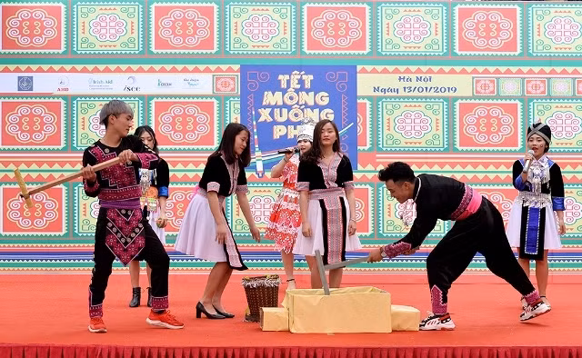 Tiết mục văn nghệ của các bạn trẻ người Mông đến từ tỉnh Sơn La.