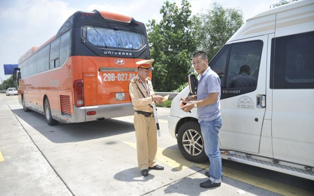 Cục CSGT tổng kiểm soát xe ô-tô chở khách, ô-tô vận tải container và xe mô-tô. (Ảnh: Cục CSGT)