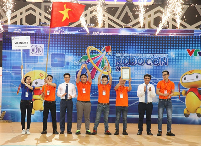 Phó Thủ tướng Chính phủ Vũ Đức Đam trao giải Nhất cho đội Việt Nam 2. Ảnh: MINH QUANG