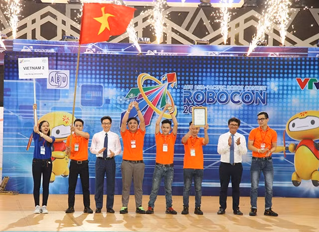 Phó Thủ tướng Chính phủ Vũ Đức Đam trao giải Nhất cho đội Việt Nam 2. Ảnh: MINH QUANG