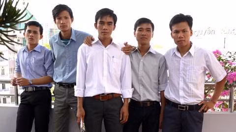 Năm trong số nhiều công chức ra Trường Sa công tác.