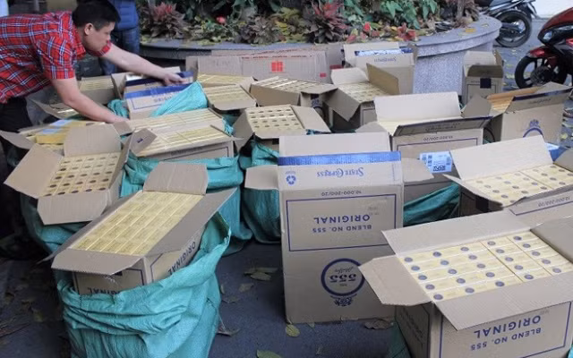 Lực lượng chức năng kiểm tra, lập biên bản và thu giữ thuốc lá lậu