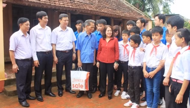 Các thành viên trong đoàn "Hành trình về nguồn" trao đổi về nơi thành lập Đảng bộ tỉnh Thanh Hóa với thế hệ trẻ.