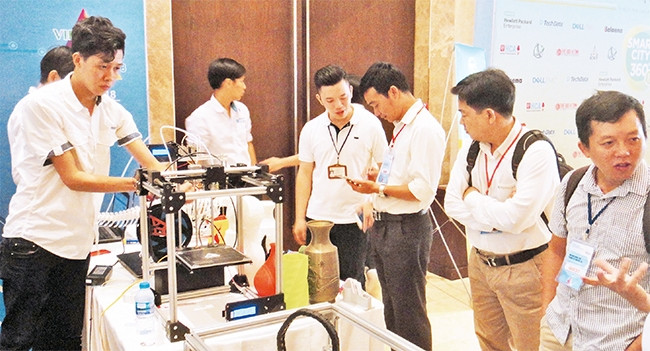 Khách hàng tham quan triển lãm thiết bị công nghiệp vi mạch tại TP Hồ Chí Minh.