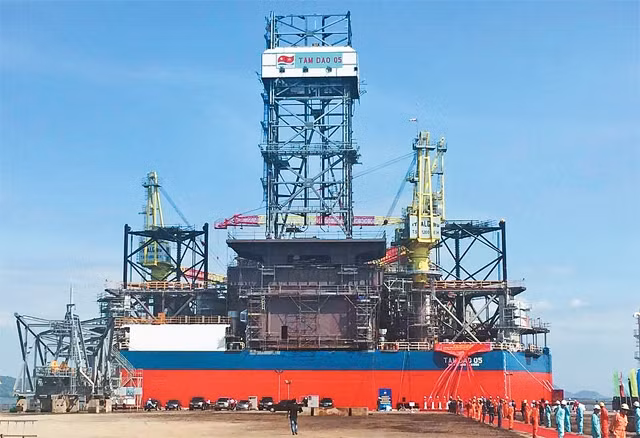 Lễ hạ thủy và gắn biển công trình giàn khoan tự nâng Tam Đảo 5 chào mừng Đại hội đại biểu toàn quốc lần thứ XII của Đảng. 