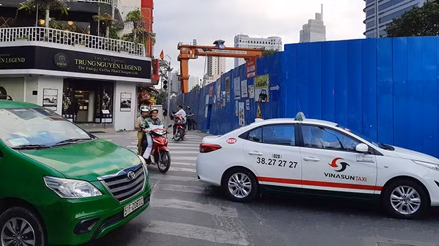 Ngay tại trung tâm quận 1 (TP Hồ Chí Minh), những rào chắn công trình đang thi công gây nhiều khó khăn cho người đi đường.