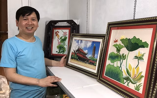Anh Trần Ngọc Hòe, xã Trường Yên, huyện Hoa Lư (Ninh Bình) giới thiệu sản phẩm tranh giấy xoắn quilling.