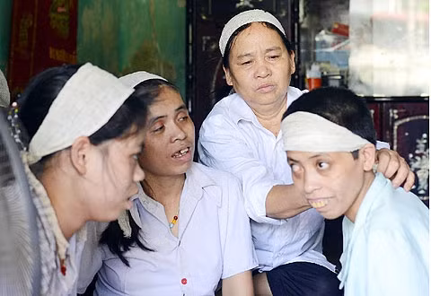 Dù các con đã nhiều tuổi, song bà Mỹ vẫn phải chăm sóc như những đứa trẻ. Ảnh: ANH ĐỨC