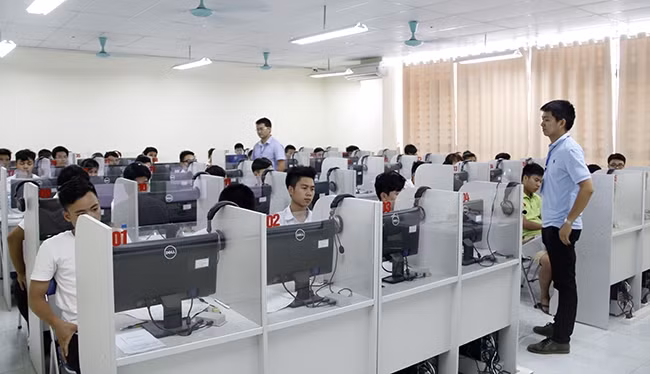 Trong phòng thi ĐGNL- ĐHQGHN (Ảnh: Quốc Toản)