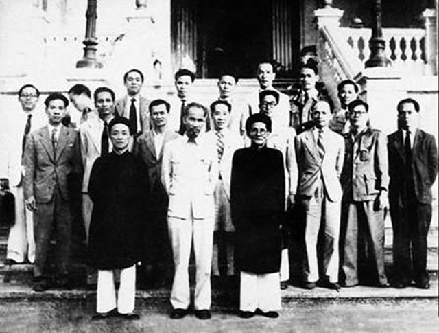 Chính phủ nước Việt Nam Dân chủ cộng hòa được thành lập do Chủ tịch Hồ Chí Minh làm Chủ tịch ra mắt quốc dân (3-11-1946), Bộ trưởng Huỳnh Thúc Kháng (người bên phải, hàng đầu tiên).Ảnh tư liệu