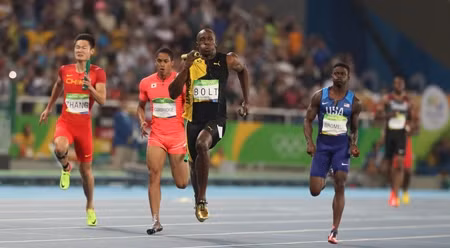 “Tia chớp đen” Usain Bolt về đích đầu tiên giúp Jamaica giành HCV nội dung4x100m tiếp sức nam.
