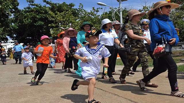 Người dân trên đảo Trường Sa Lớn đón đoàn vào thăm.