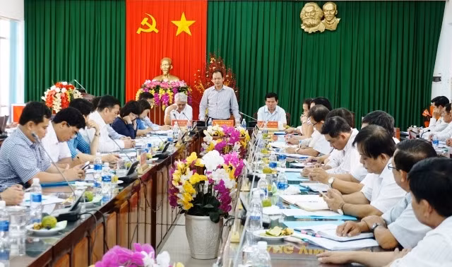 Thứ trưởng Giao thông vận tải Nguyễn Nhật cùng đoàn công tác làm việc với tỉnh Trà Vinh.