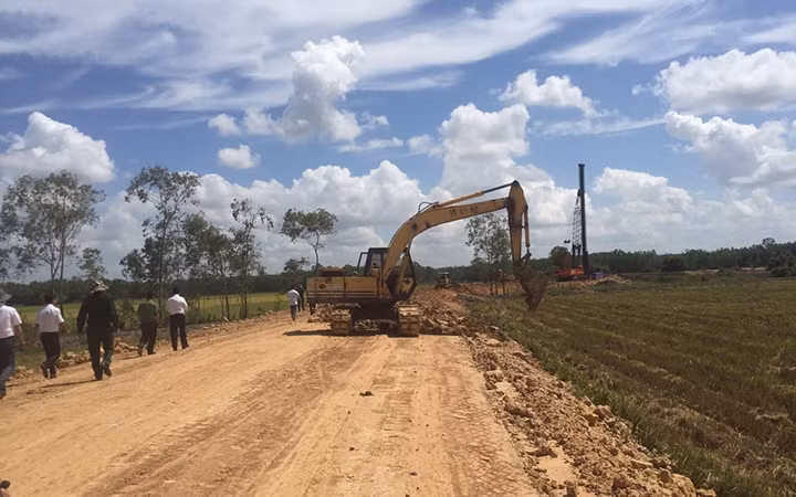 Xe, máy khẩn trương thi công hoàn thiện đường tuần tra biên giới.