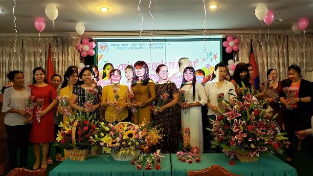 Chị em Campuchia gốc Việt chào mừng Ngày Quốc tế Phụ nữ.
