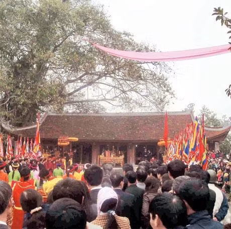 Ðền mẫu Âu Cơ (Hạ Hòa, Phú Thọ).