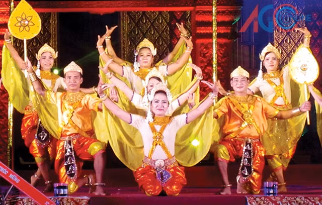 Biểu diễn văn nghệ tại chùa Mới, huyện Tịnh Biên (An Giang).