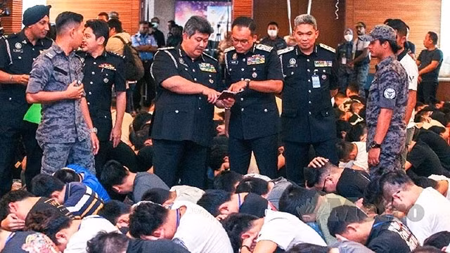 Lực lượng an ninh Malaysia bắt giữ 680 đối tượng lừa đảo trực tuyến. Ảnh: MILLENNIUM POST
