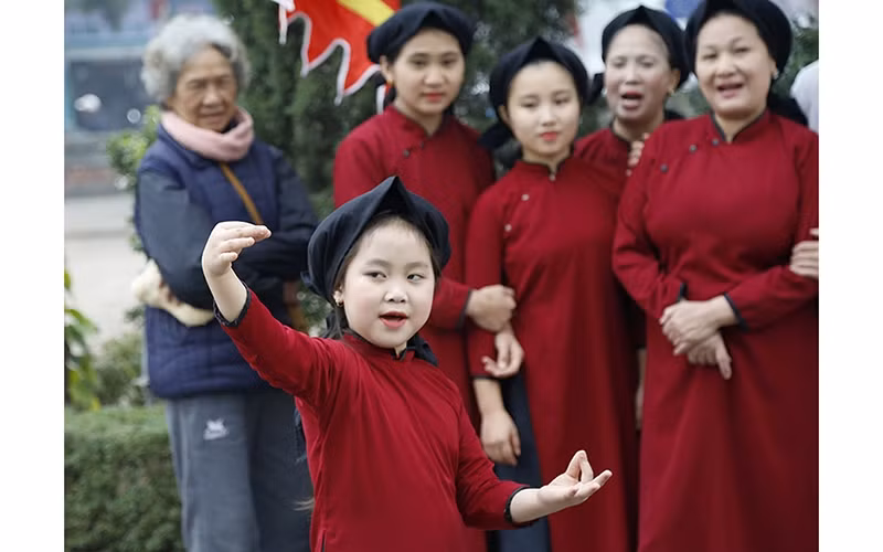 Xoan nhí Như Quỳnh (6 tuổi) trình diễn. Ảnh: Anh Quân.