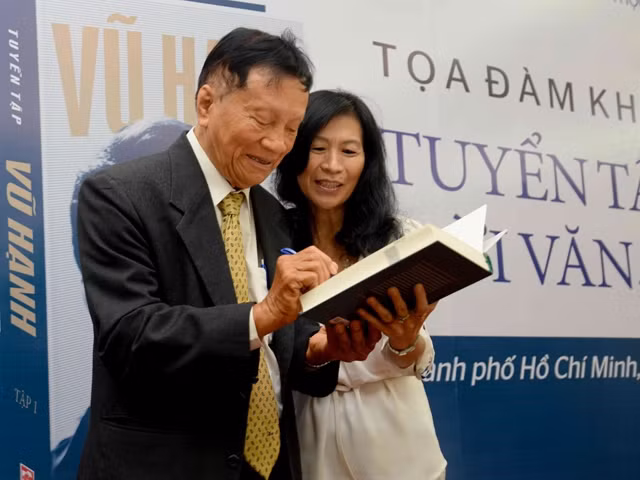 Nhà văn Vũ Hạnh ký tặng sách cho độc giả tại tọa đàm khoa học: Tuyển tập Vũ Hạnh - Đời văn, chiến sĩ.