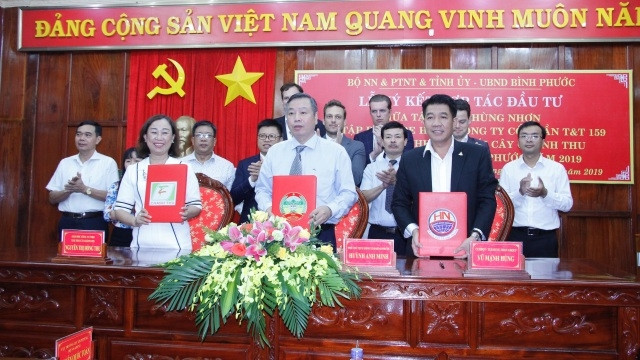 Các đơn vị ký kết hợp tác đầu tư phát triển nông nghiệp trên địa bàn tỉnh Bình Phước.