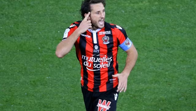 Trung vệ đội trưởng của Nice, Paul Baysse, ăn mừng bàn thắng trong trận gặp O.L. (Ảnh: Reuters)