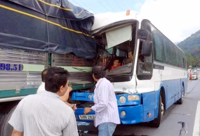 Xe tải đã “dìu” xe khách xuống đèo Bảo Lộc an toàn.