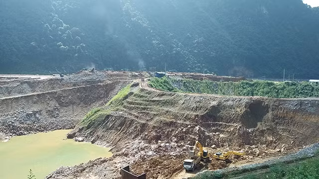 Tuyến đường từ ngã ba xóm Ngọc Sơn xuyên qua “quy hoạch” đất rừng đặc dụng vào bản Ná.