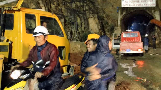 Niềm vui vỡ òa khi nhận tin 12 nạn nhân vẫn an toàn.