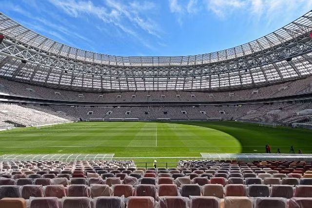 Sân Luzhniki được trải thảm cỏ đặc biệt.