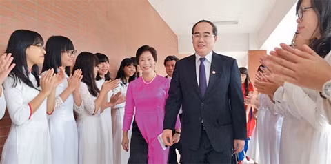 Chủ tịch Ủy ban T.Ư Mặt trận Tổ quốc Việt Nam Nguyễn Thiện Nhân thăm Trường THPT chuyên Hà Nội - Amsterdam.