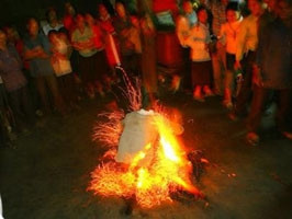 Các thanh niên Pà Thẻn
nhảy thẳng vào đống lửa đang
cháy to mà không hề bị bỏng.