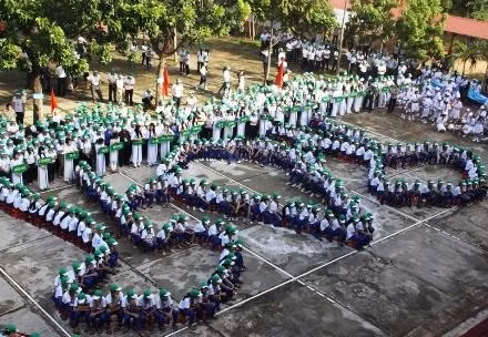 Học sinh ngồi xếp hình tượng trưng cho những giọt nước tại buổi lễ