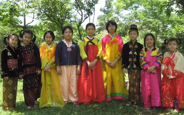 Các em nhỏ mặc thử trang phục Hàn Quốc.