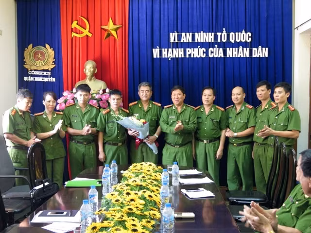 Khen thưởng thành tích của Công an quận Ngô Quyền.