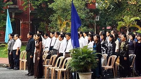 Các thế hệ thầy, cô giáo Trường Quốc học - Huế đến dự lễ tưởng niệm.
